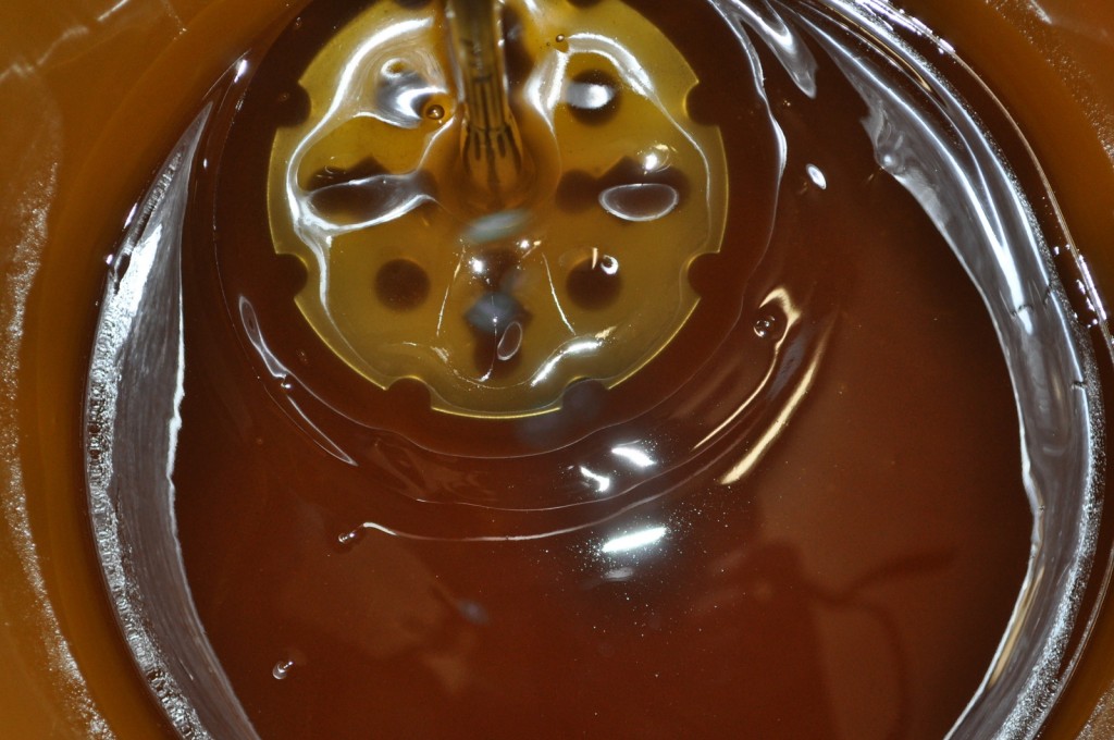 Honig bildet feine kristalline Strukturen, wenn der Kristallisationsprozess durch Rühren gesteuert wird.
